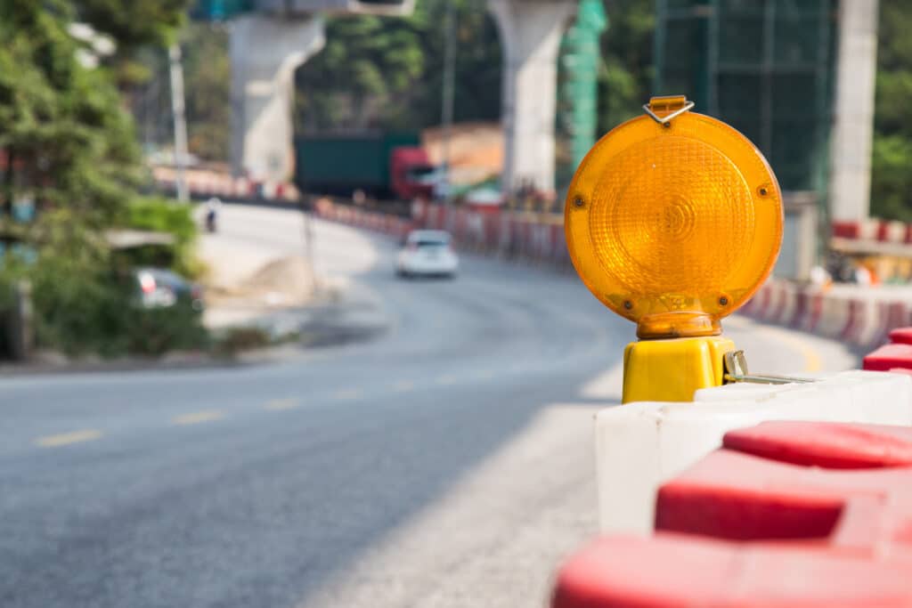 A yellow warning light as a temporary traffic signal